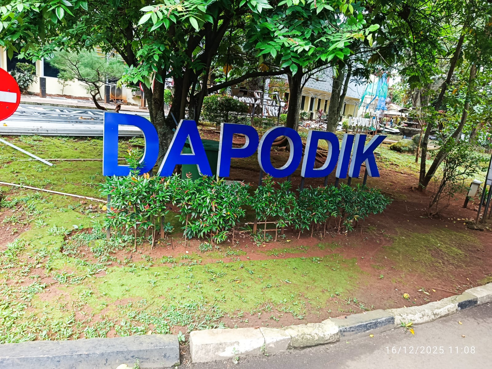 Contoh pemasangan huruf timbul Shintaro Advertising